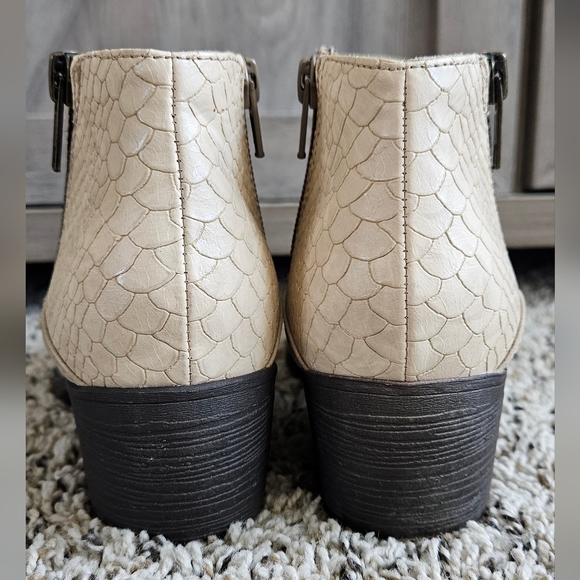 BC Footwear Womens Beige Western Snakeskin Heel Side-zip Ankle Booties Size 9 - Picture 5 of 10